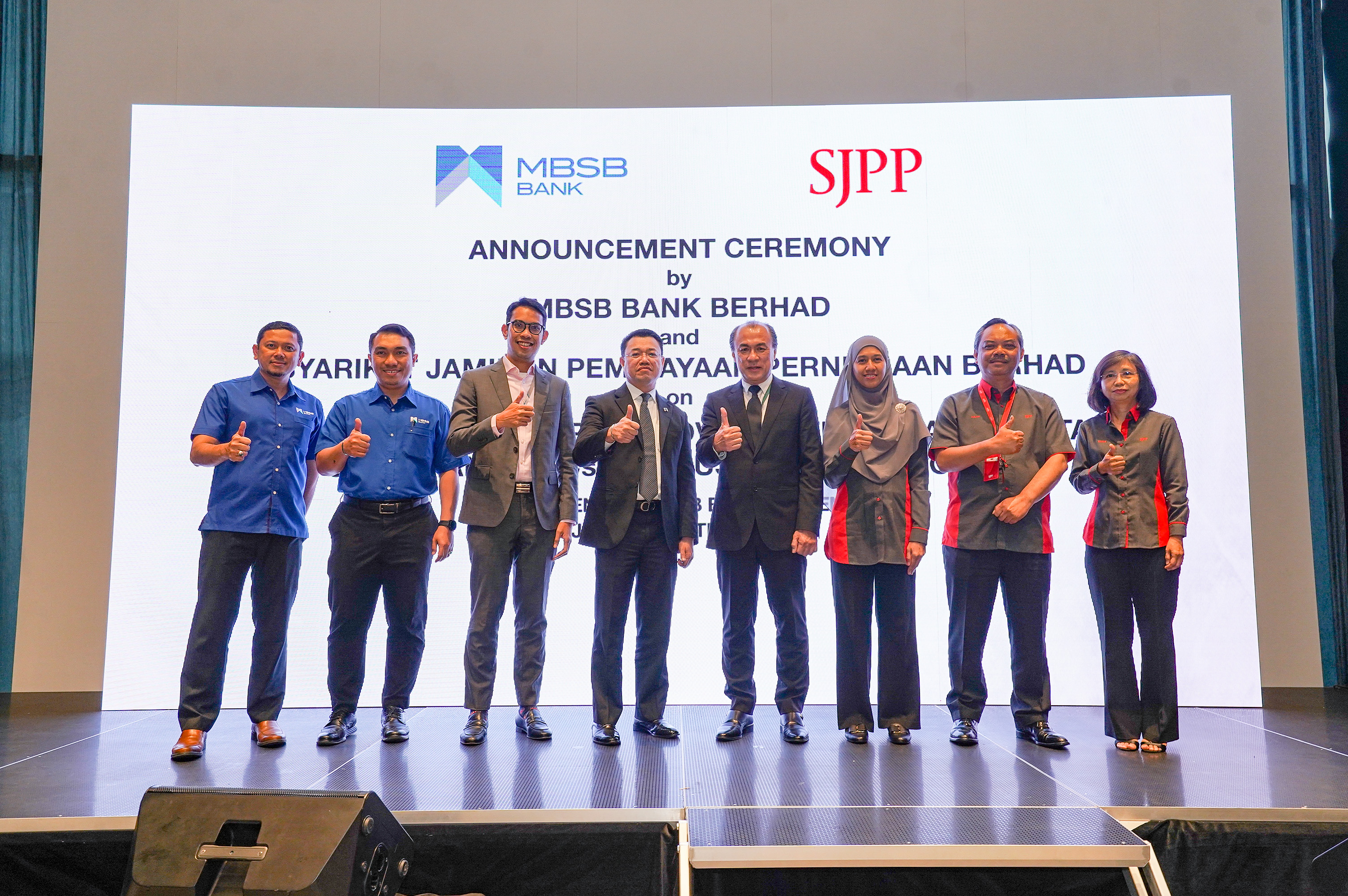 Datuk Nor Azam M. Taib dan Chen Ying Heng bersama ahli pasukan pengurusan masing-masing