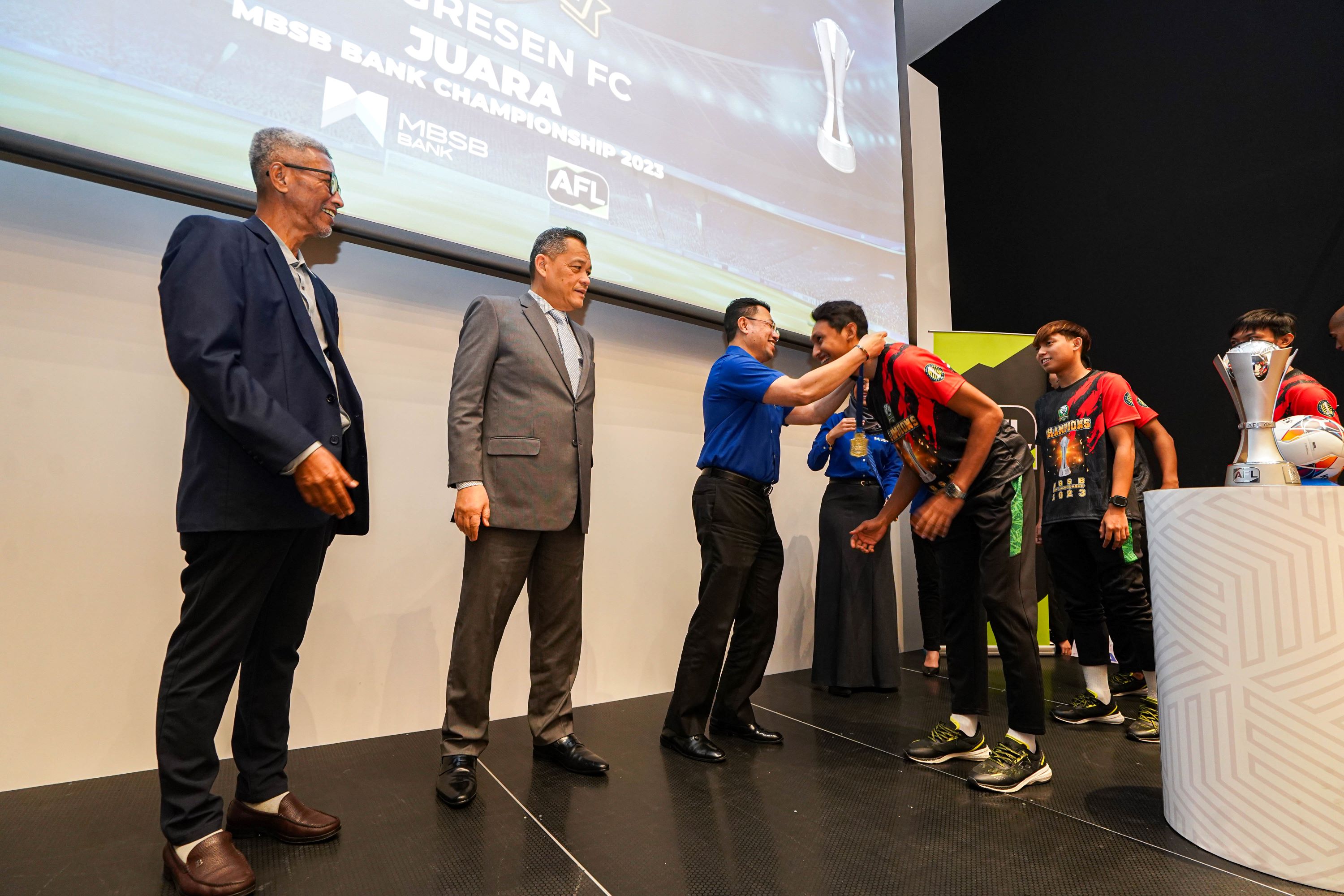 • Datuk Mohd Yusoff Mahadi, Presiden Persatuan Bola Sepak Malaysia (FAM), Datuk Hamidin Mohd Amin dan Datuk Nor Azam M. Taib