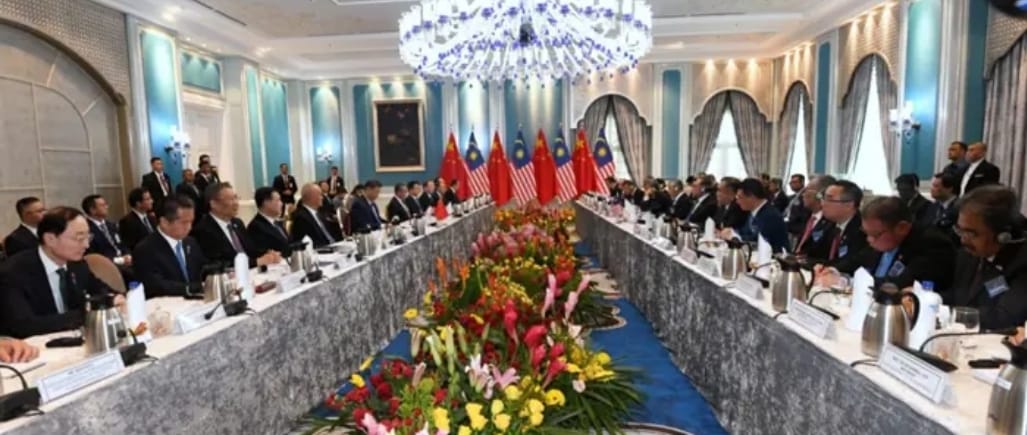 Perdana Menteri,Datuk Seri Anwar Ibrahim bersama menteri kabinet dan delegasi China mengadakan mesyuarat bersama semasa kunjungan Presiden Xi di Kompleks Seri Perdana, Putrajaya hari ini