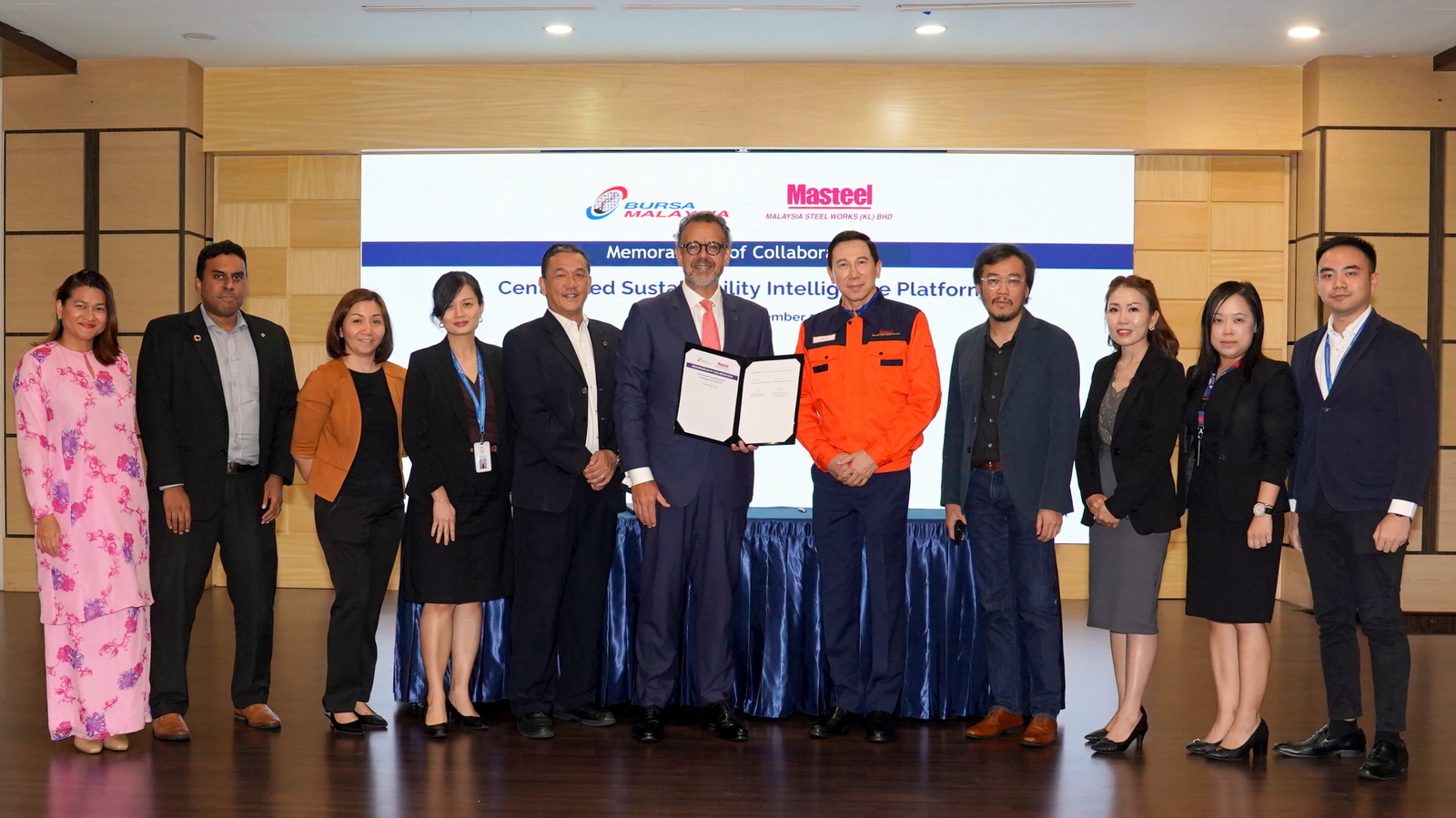 Datuk Muhamad Umar Swift dan Datuk Seri Tai Hean Leng bersama wakil dari Alliance Bank, Bursa Malaysia dan Masteel
