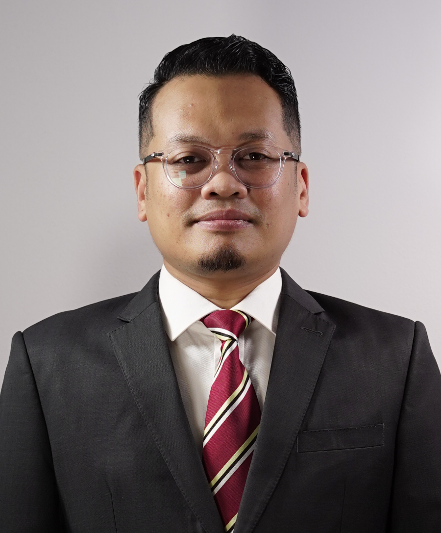nik nazmi