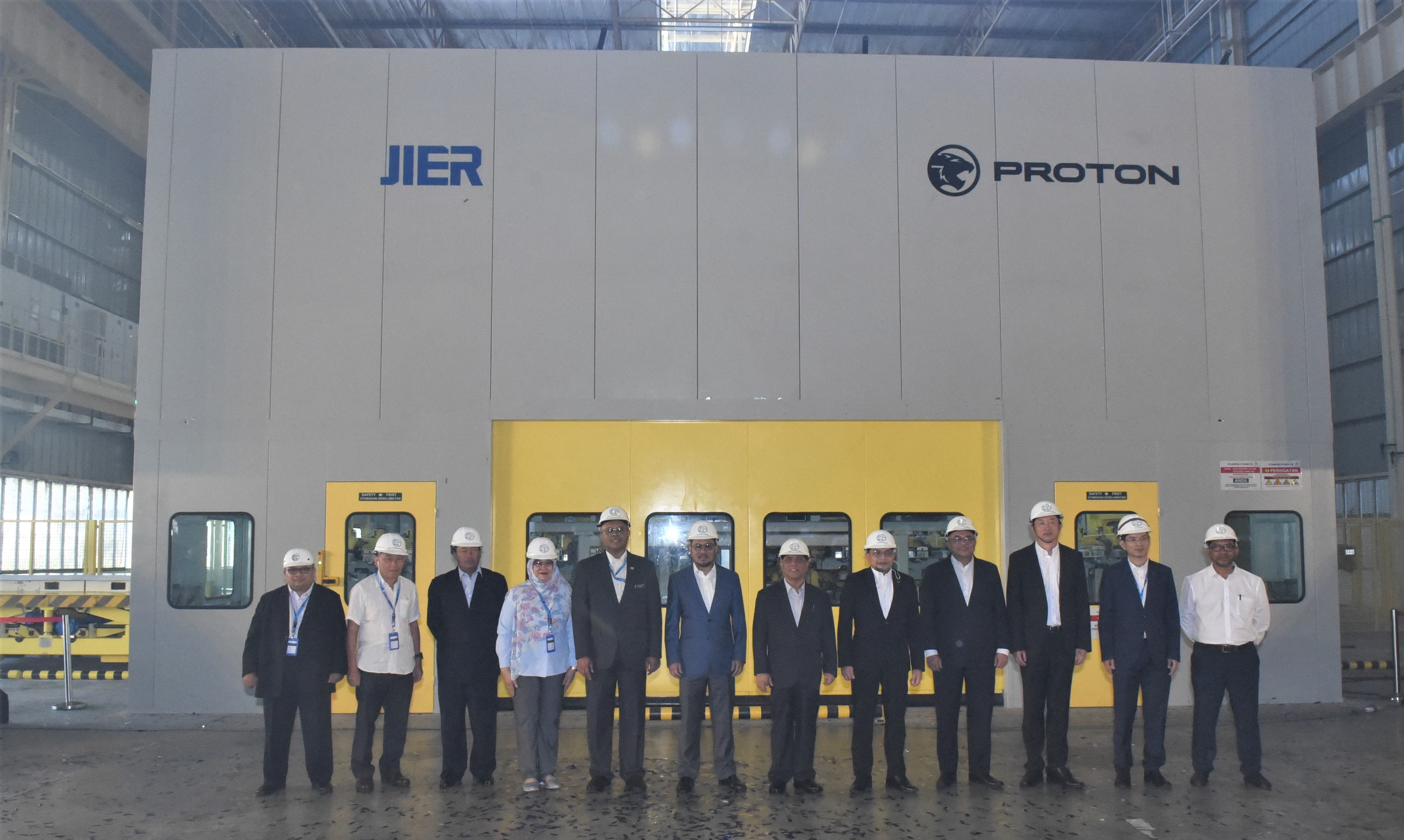 Mesin stamping baharu di kilang Proton yang terletak di Tanjung Malim, Perak