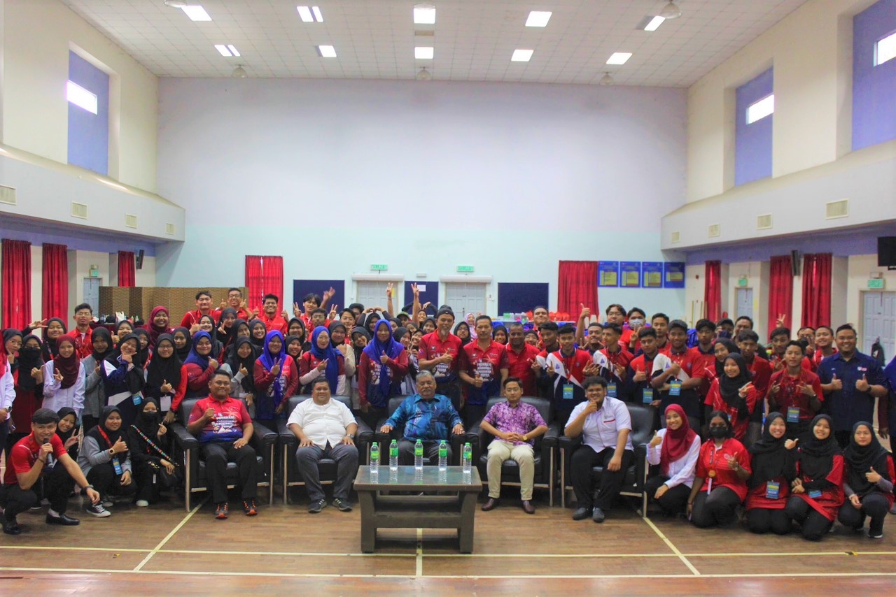 Pelajar SPM B40 dari tiga buah sekolah menengah di Pontian berserta fasilitator KTAG UPM