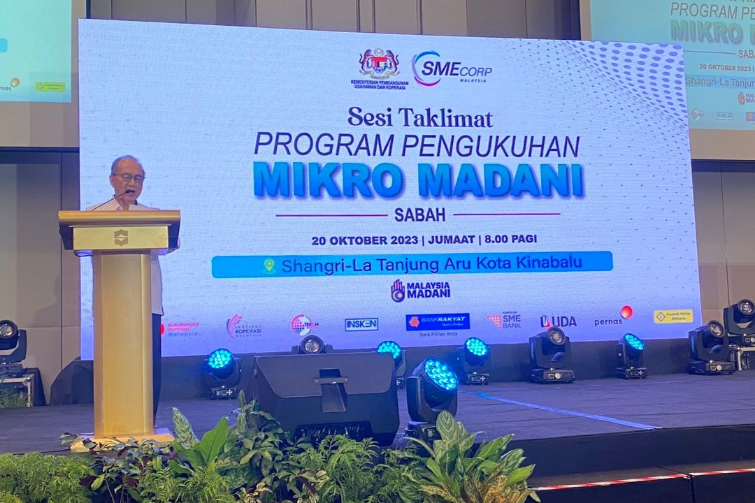 Tan Sri Bernard Giluk Dompok 