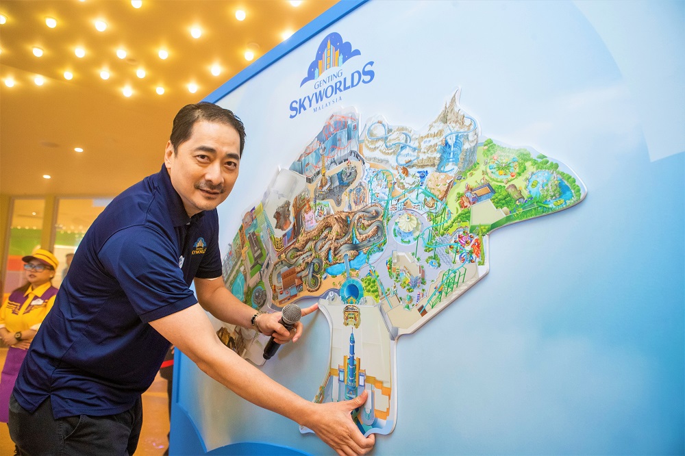 Lee Thiam Kit meletakkan kepingan terakhir untuk melengkapkan gambar suai padan peta Genting SkyWorlds.