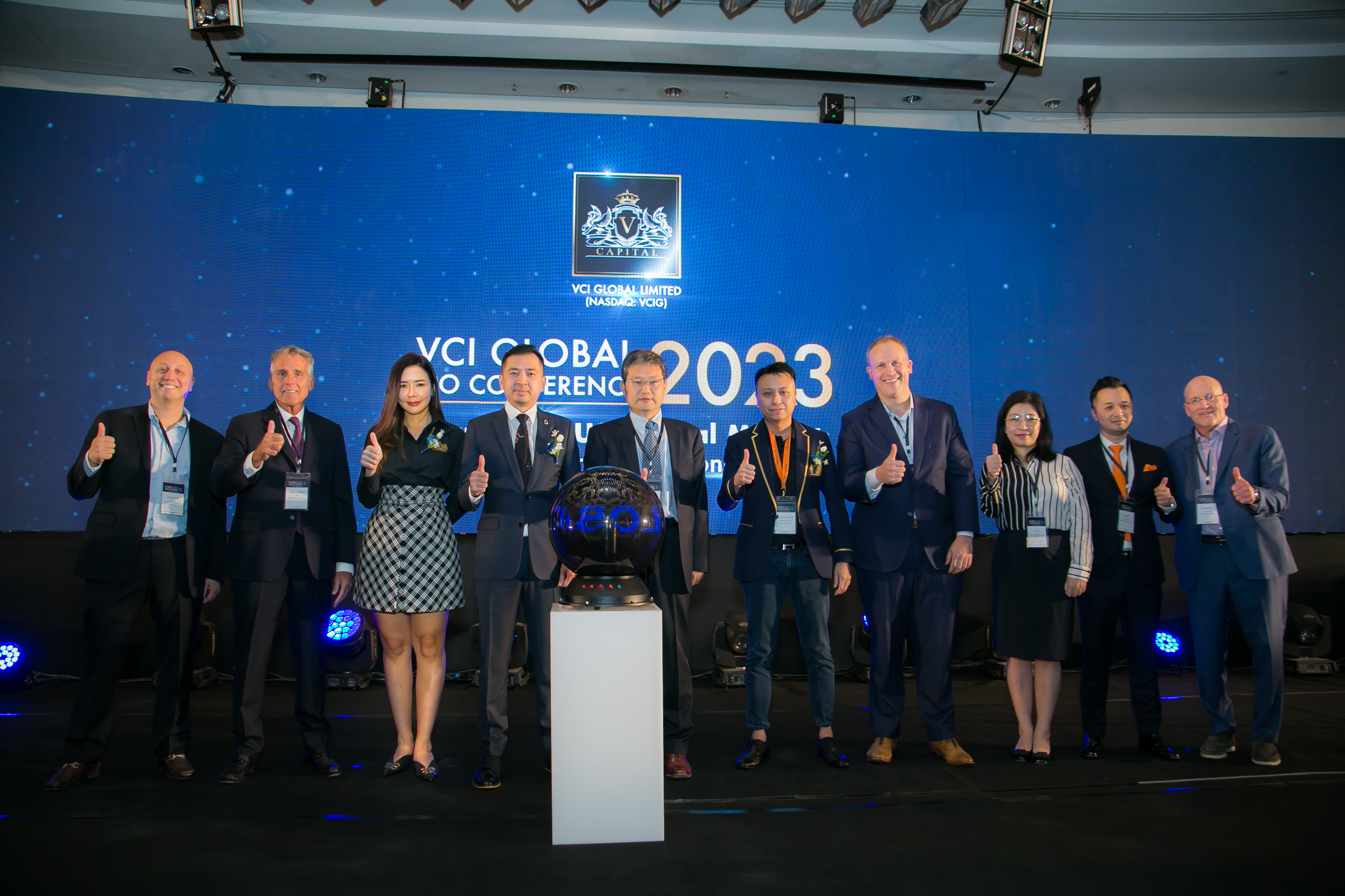 (Dari kiri) Rakan Kongsi, Jawatankuasa Eksekutif Sichenzia Ross Ference Carmel, LLP, Ross Carmel; Ketua Pegawai Eksekutif BCL Ketua China dan Pasaran Modal Ekuiti BSL Boustead Securities, Dan McClory; Karen Liew; Datuk Victor Hoo; Tony Tian; Datuk Vincent Hong; Rakan Kongsi, Houston Managing Partner & Co-Chair, Energy and Infrastructure Industry of Winston & Strawn LLP, Michael J. Blankenship; Rakan Kongsi Hunter Taubman Fischer & Li LLC, Ying Li; Rakan Kongsi Ortoli Rosenstadt Ye LLP, Jason Ye; Pengerusi Bersama Marcum Asia CPAs LLP, Drew Bernstein