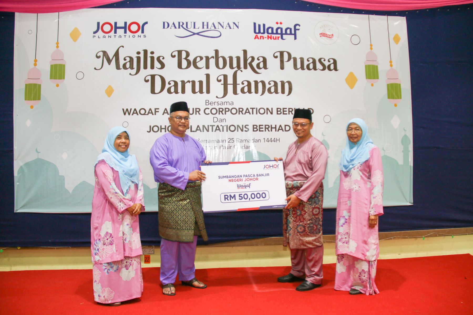 (Dari kiri ke kanan) Naib Pengerusi, Persatuan Kebajikan Darul Hanan, Hjh Mariana Sidi; Pengarah Urusan Johor Plantations, Mohd Faris Adli Shukery; Ketua Pegawai Operasi WanCorp, Bahrin Bakri dan Setiausaha Persatuan Kebajikan Darul Hanan, Suhailah Omar.