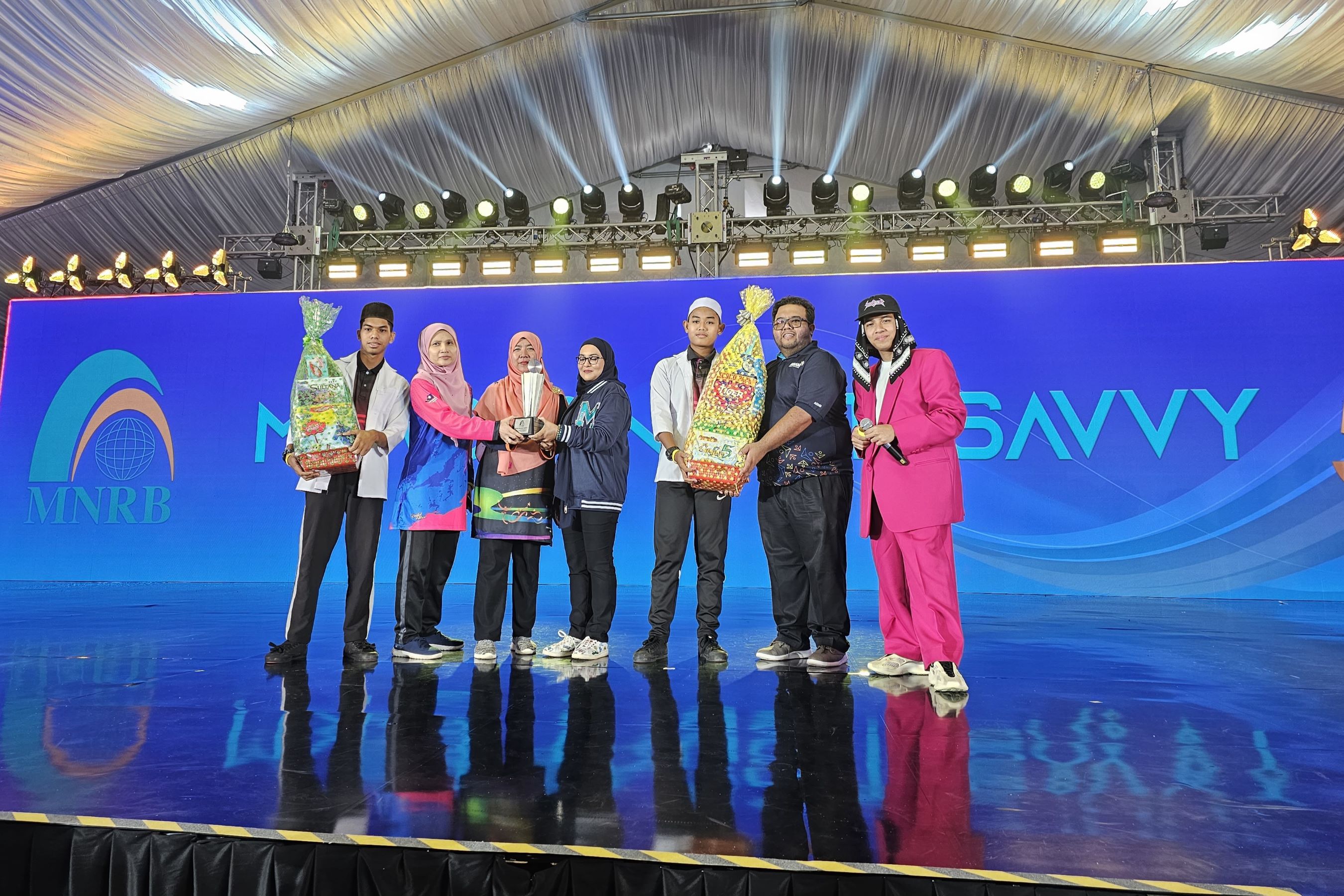 Wakil juara SMK Sama Gagah (tiga dari kanan), dan SMK Bandar Baru Perda (tujuh dari kanan)