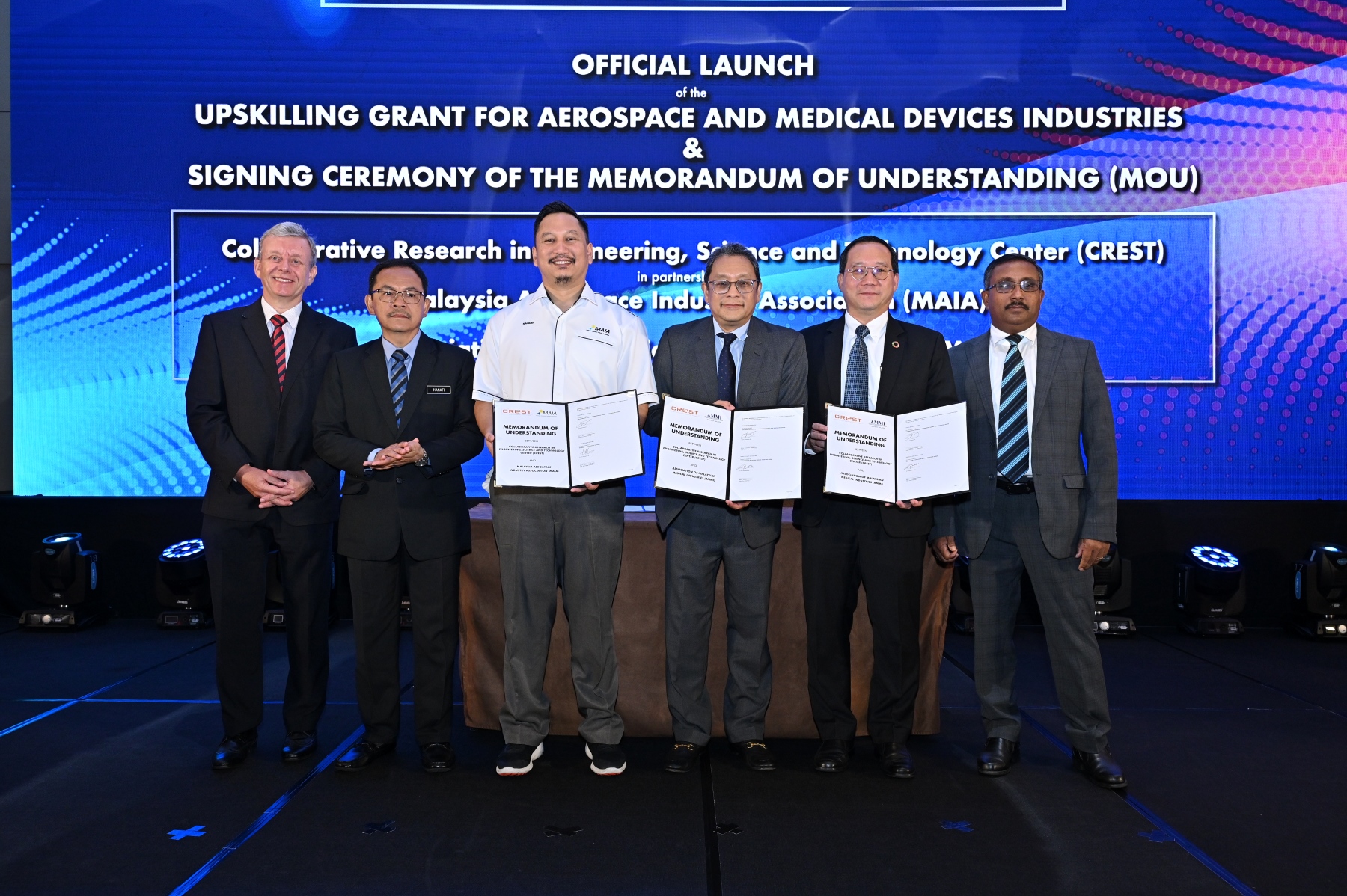 (Dari kiri) Pengarah Urusan AMMI, David Jones; Datuk Hanafi Sakri; Naguib Mohd Nor; Jaffri Ibrahim; Andy Lee Kuan Min; dan Naib Pengerusi AMMI, Samuel Pooranakaran.