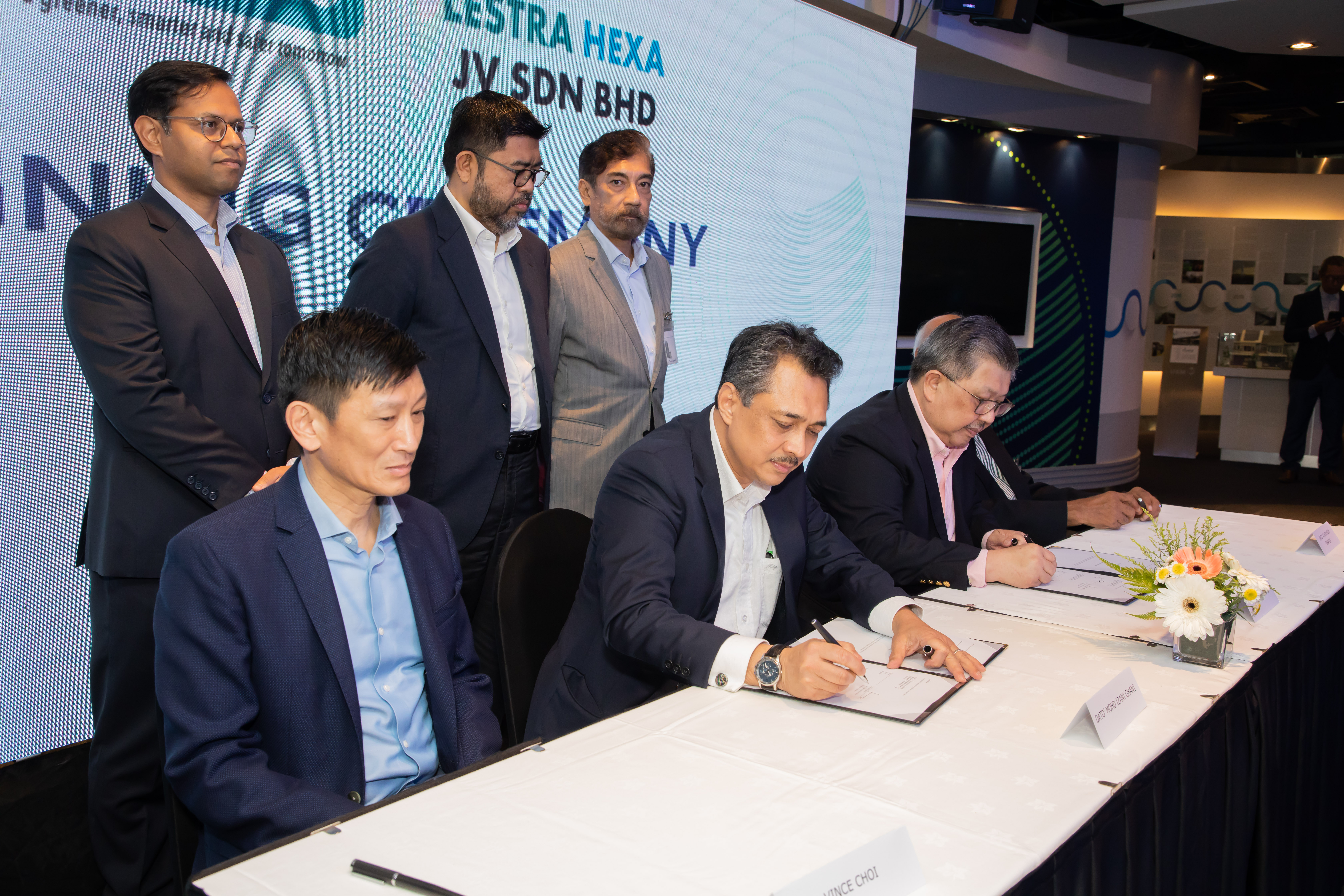 (Duduk, dari kiri) Ketua Pegawai Eksekutif Hexa Renewables, Vince Choi; Datuk Mohd Izani Ghani; Pengarah Urusan Kumpulan Itramas, Lee Choo Boo telah memeterai dua perjanjian yang disaksikan oleh (duduk, kanan) Pengerusi Itramas, Datuk Khairuddin Ibrahim, (berdiri, dari kiri) Rakan Kongsi Kanan I Squared Capital, Harsh Agrawal; Pengerusi UEM Group, Datuk Amran Hafiz Affifudin; dan Pengarah Eksekutif Itramas, Tunku Hammam Tunku Sulong.