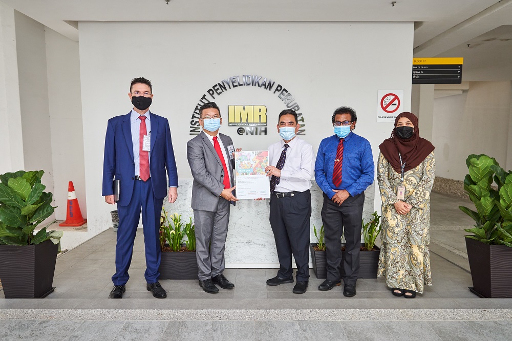  (Dari kiri) Rod Frazer dan Adam Yee menyampaikan sijil simbolik sumbangan kepada Pengarah Institut Penyelidikan Perubatan (IMR), Dr. Tahir Aris dan wakil IMR.