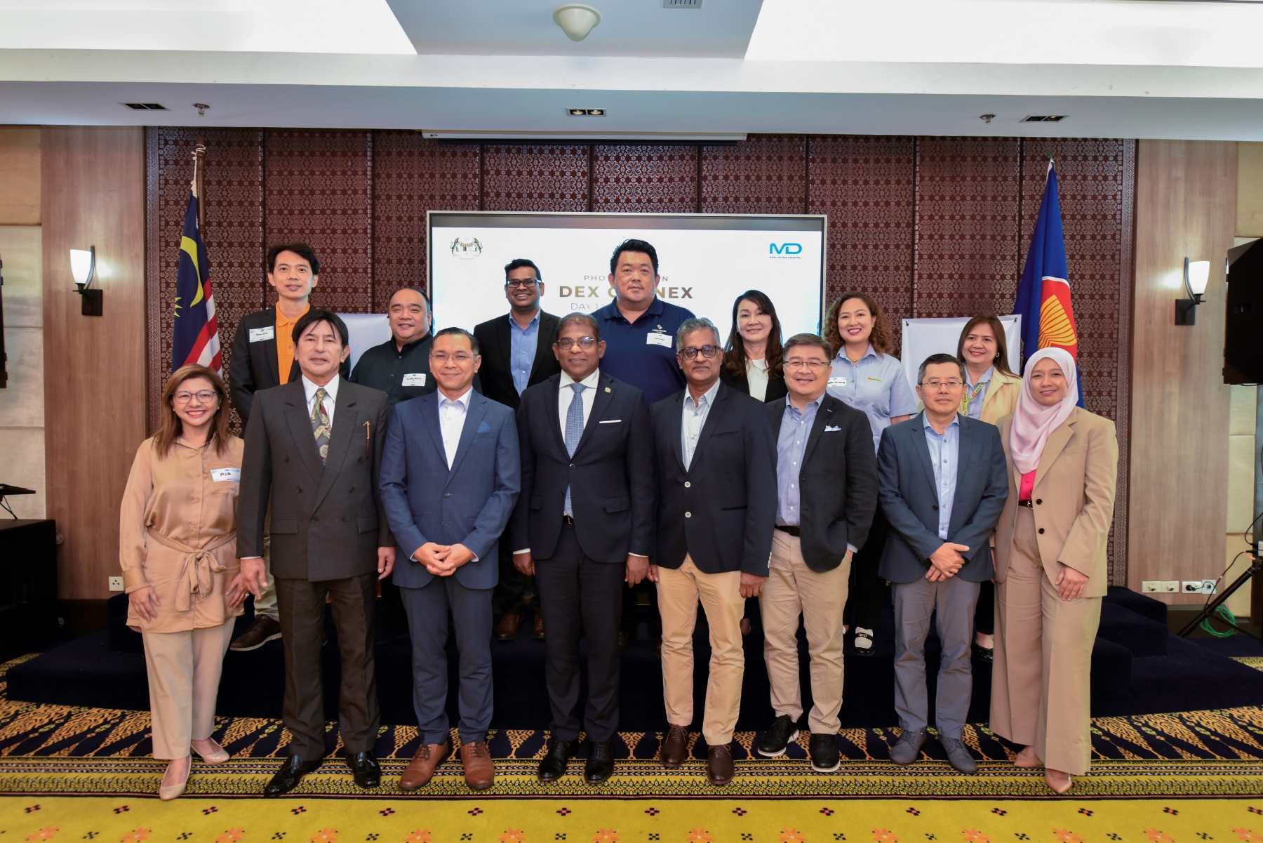 Mahadhir Aziz (baris depan, ketiga dari kiri) dan Duta Besar Malaysia ke Filipina, Datuk Abdul Malik Melvin Castelino (tengah) bersama syarikat teknologi tinggi Malaysia dan Filipina semasa pemeteraian MoU pada program DEX Connex Filipina di Manila.