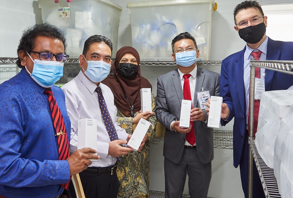  Kit ujian antibodi COVID-19 Siemens Healthineers diserahkan kepada Institut Penyelidikan Perubatan (IMR).