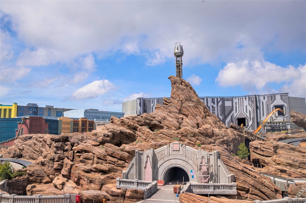 Mad Ramp Peak di Eagle Mountain – Rollercoaster dwi-kuasa pertama di dunia yang menawarkan pengalaman perlumbaan motosikal berkelajuan tinggi yang unik.