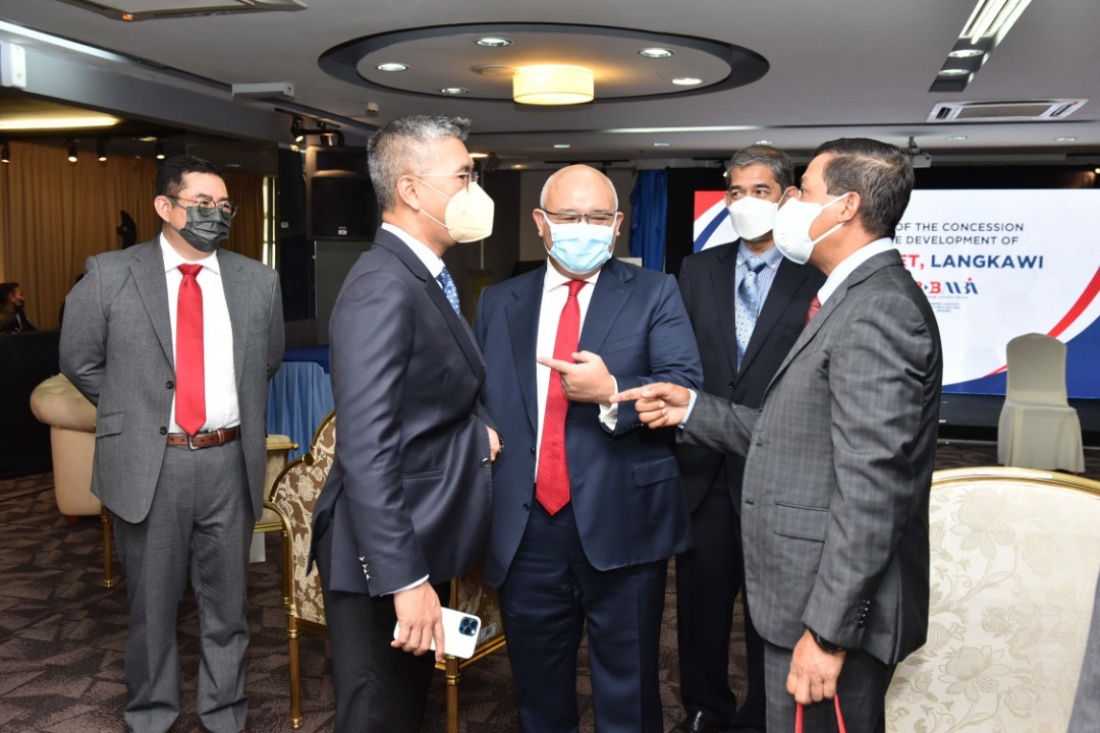 Tengku Datuk Seri Utama Zafrul Tengku Abdul Aziz (dua dari kiri) beramah mesra bersama Ketua Setiausaha Perbendaharaan, Dato' Asri Hamidon (kanan) sambil diperhatikan oleh Pengerusi Kumpulan BDB, Datuk Mohamed Sharil Tarmizi (tengah), Ketua Pegawai Eksekutif Menteri Besar Incorporated, Muhamad Sobri Osman (dua dari kanan) dan Presiden dan Ketua Pegawai Eksekutif Kumpulan BDB, Faris Najhan Hashim (kiri).