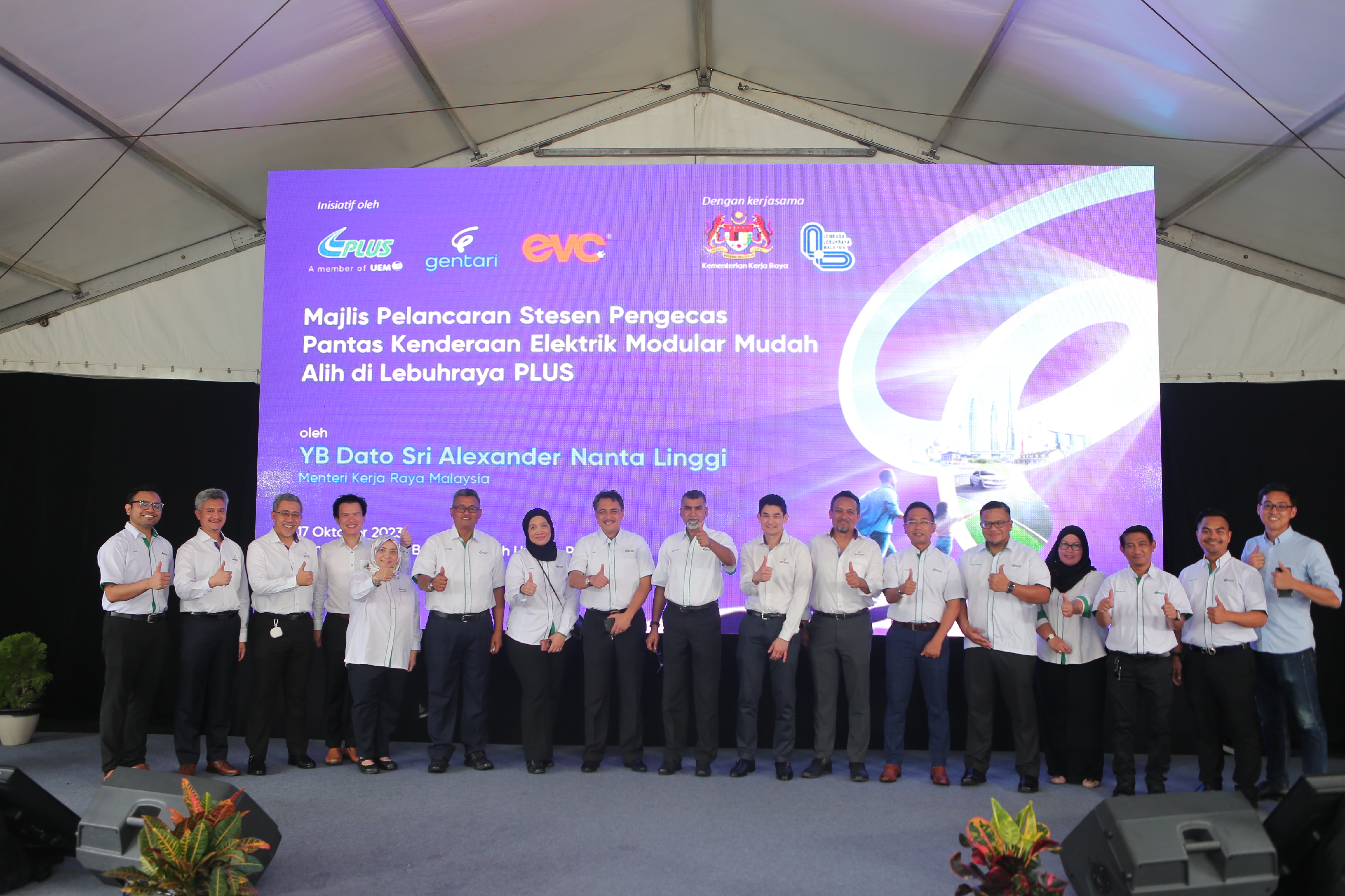 Wakil dari Gentari, PLUS dan EVC selepas majlis pelancaran stesen pengecas pantas kenderaan elektrik modular mudah alih di Hentian Sebelah Behrang (Arah Utara).