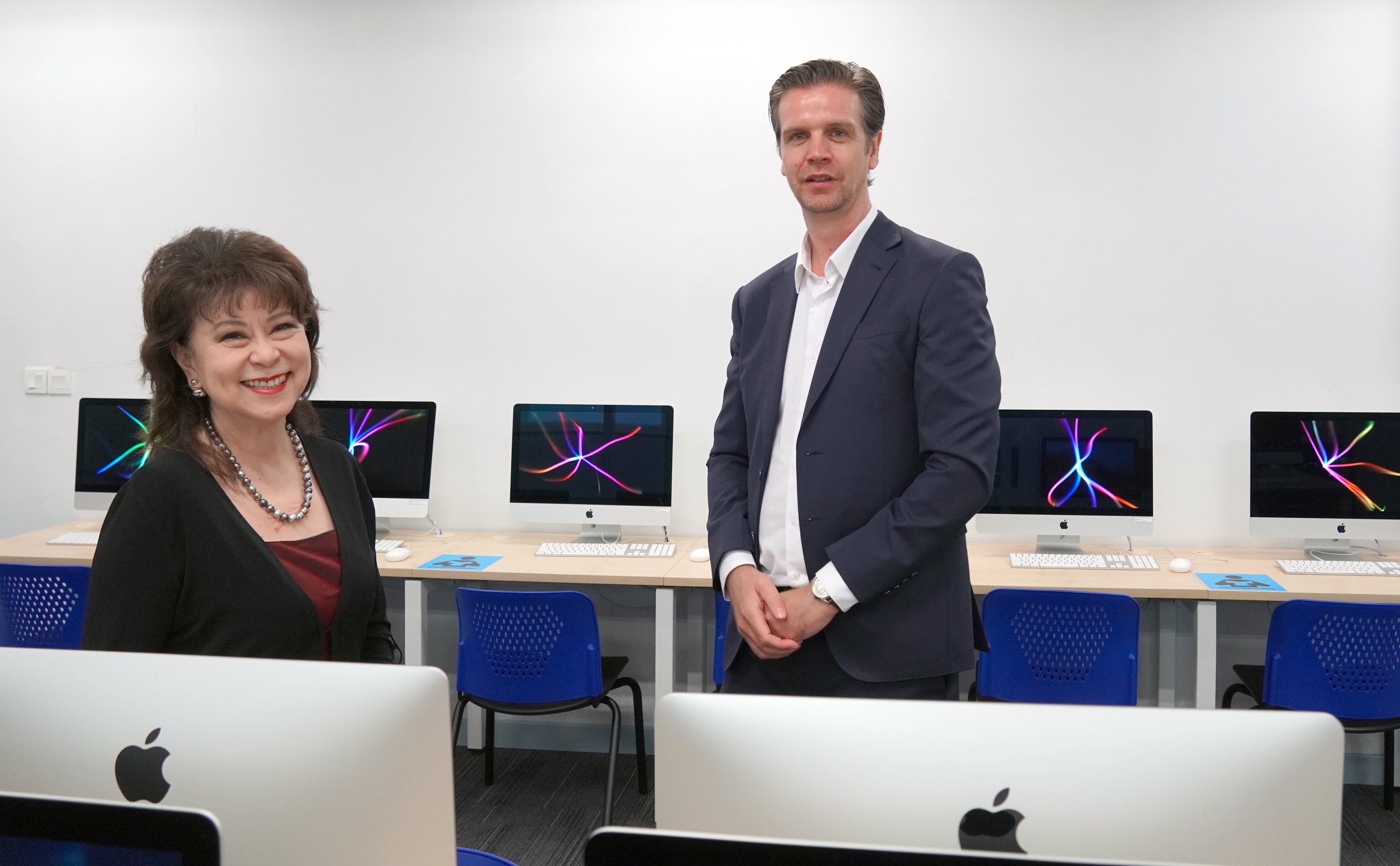DR. Elizabeth Lee dan Matt Van Leeuwen