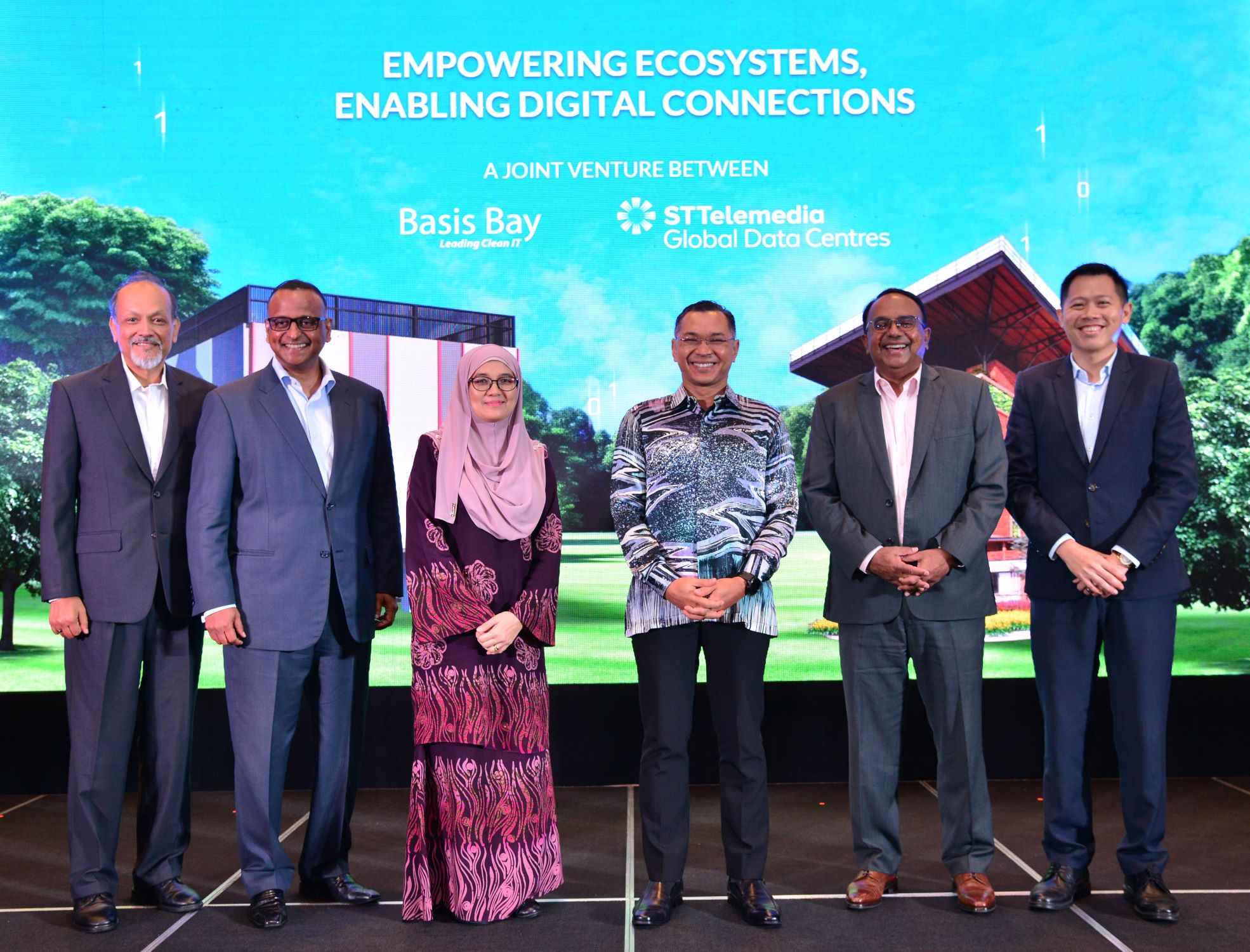  (Dari kiri) Ketua Pegawai Eksekutif Basis Bay, Thyaga Rajan Serniwassan; Datuk Praba Thiagarajah; Pengarah Eksekutif Bahagian Perkhidmatan MIDA, Zuaida Abdullah; Mahadhir Aziz; Presiden dan Ketua Pegawai Eksekutif Kumpulan ST Telemedia, Bruno Lopez; dan Ketua Pegawai Eksekutif ST Telemedia bagi Asia Tenggara, Lionel Yeo.