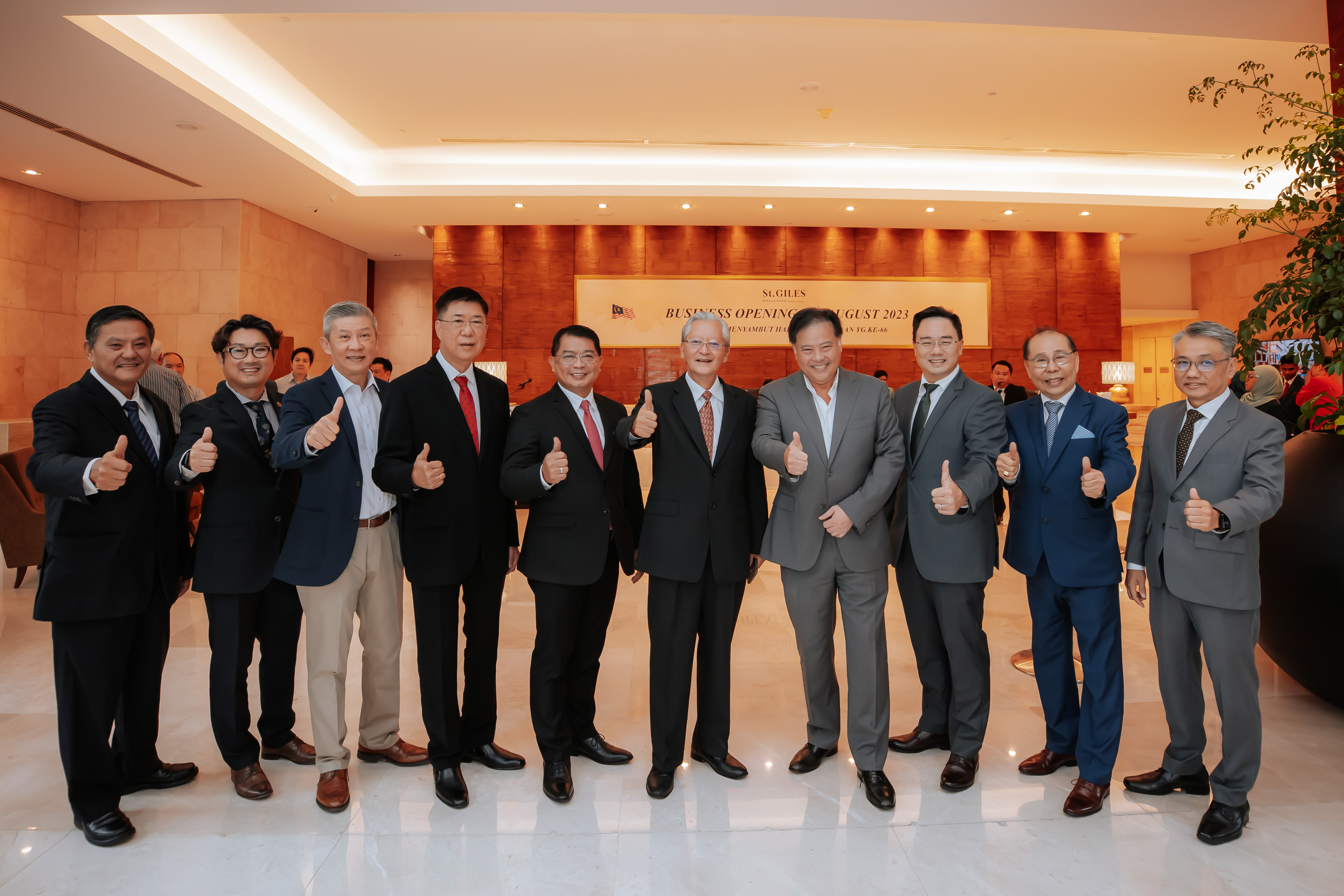 Ketua Pegawai Eksekutif Kumpulan IGB, Tan Boon Lee (empat dari kanan), Ketua Pegawai Eksekutif CHM, James Loo (lima dari kanan) dan Pengurus Besar St. Giles Boulevard, Simon Yong (lima dari kiri) bersama pengurus besar hotel IGB yang lain semasa pembukaan semula St. Giles Boulevard.
