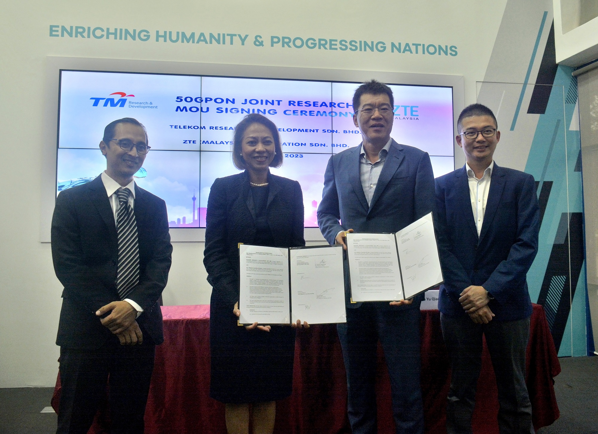 Dr. Sharlene Thiagarajah, (2 dari kiri) dan Steven Ge (2 dari kanan) bertukar-tukar dokumen MoU pada satu majlis yang diadakan baru-baru ini.