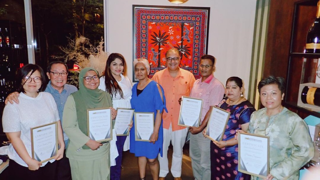 (Dari kiri) Soh Sook Hwa, Patrick Teoh, Siti Rahayu Bharin, Subhasree Vairamuthu, Sheila Phillip, Vinod Sekhar, Vinodt Apparao, Bawani Apparao, dan Hanim Seymore.