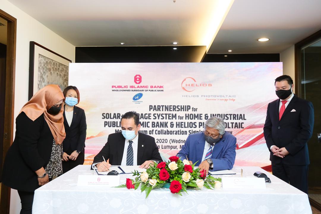 (Duduk dari kiri) Ketua Pegawai Eksekutif PIBB, Syamsul Azuan Ahmad Fauzi dan Pengerusi Helios PV Sdn. Bhd., Datuk Seri Ibrahim Muhammad ketika menandatangani MoU hari ini.