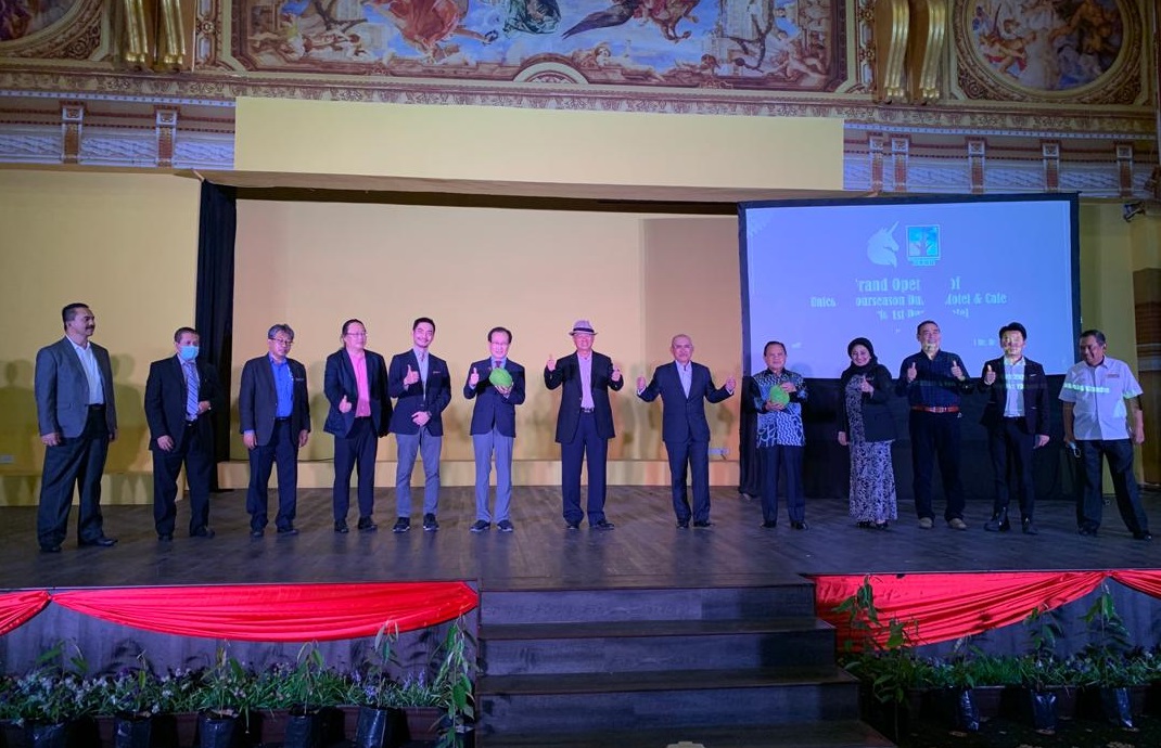 Barisan tetamu kehormat yang hadir dalam majlis perasmian Unicorn Four Season Durian Hotel & Café.