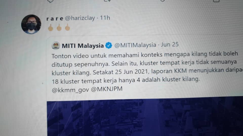  Tangkap layar emoji 'jari tengah' yang memberi maksud negatif terhadap info yang dikongsikan oleh MITI.