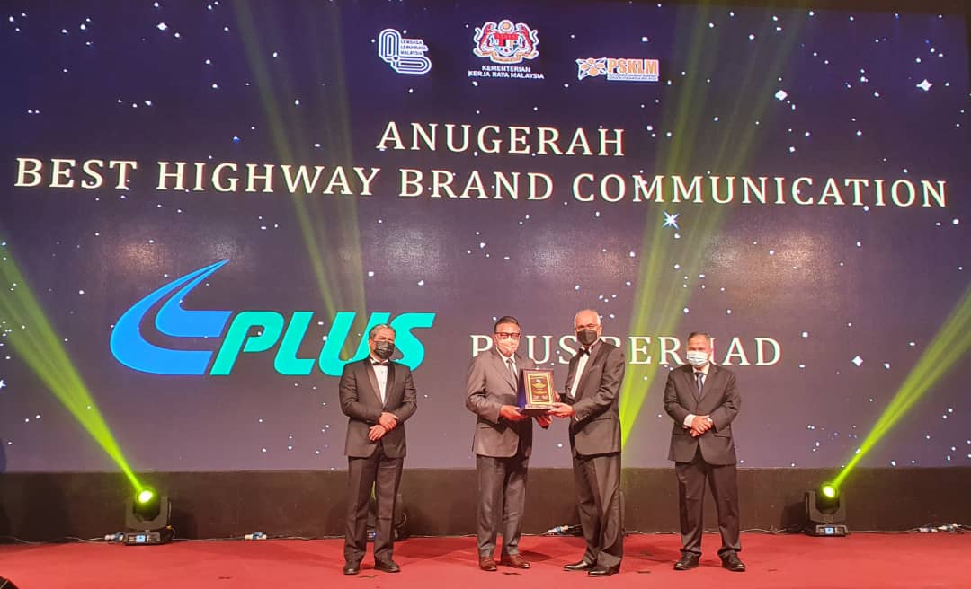 PLUS diumumkan pemenang Anugerah Komunikasi Lebuh Raya Terbaik pada  Anugerah Industri Lebuh Raya 2021. Hadiah disampaikan oleh Pengerusi LLM, Datuk Abdul Rashid Asari kepada Pengarah Urusan PLUS Datuk Azman Ismail di Putrajaya, 2 Disember 2021.