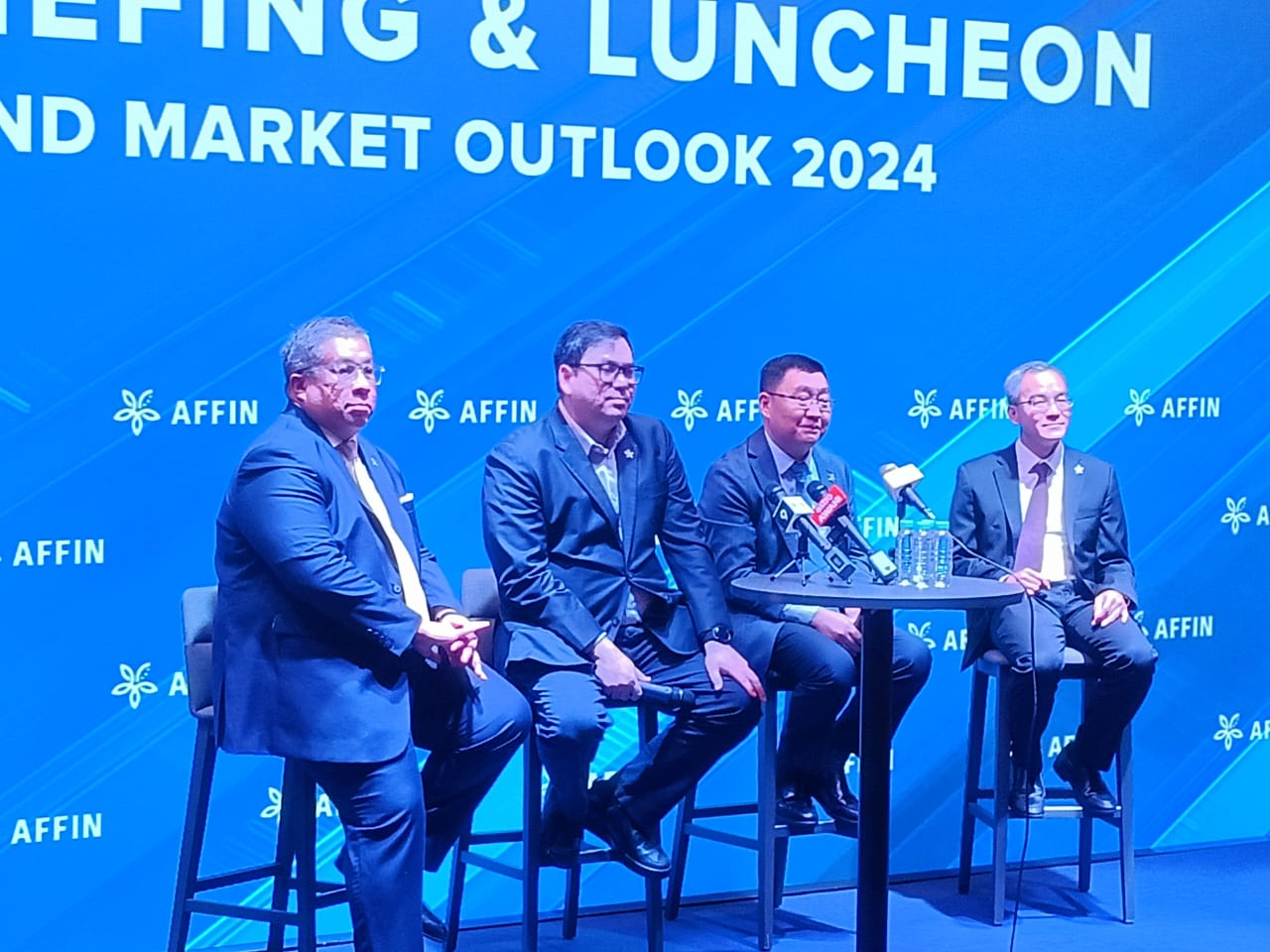 Ketua Pegawai Eksekutif (CEO) Affin Hwang Investment Bank, Nurjesmi Mohd Nashir; Presiden dan CEO Affin Bank Bhd, Datuk Wan Razly Abdullah Wan Ali; Alan Tan Chew Leong dan Loong Chee Wei ketika sesi soal jawab bersama media pada pembentangan Prospek Makro dan Pasaran 2024 hari ini.