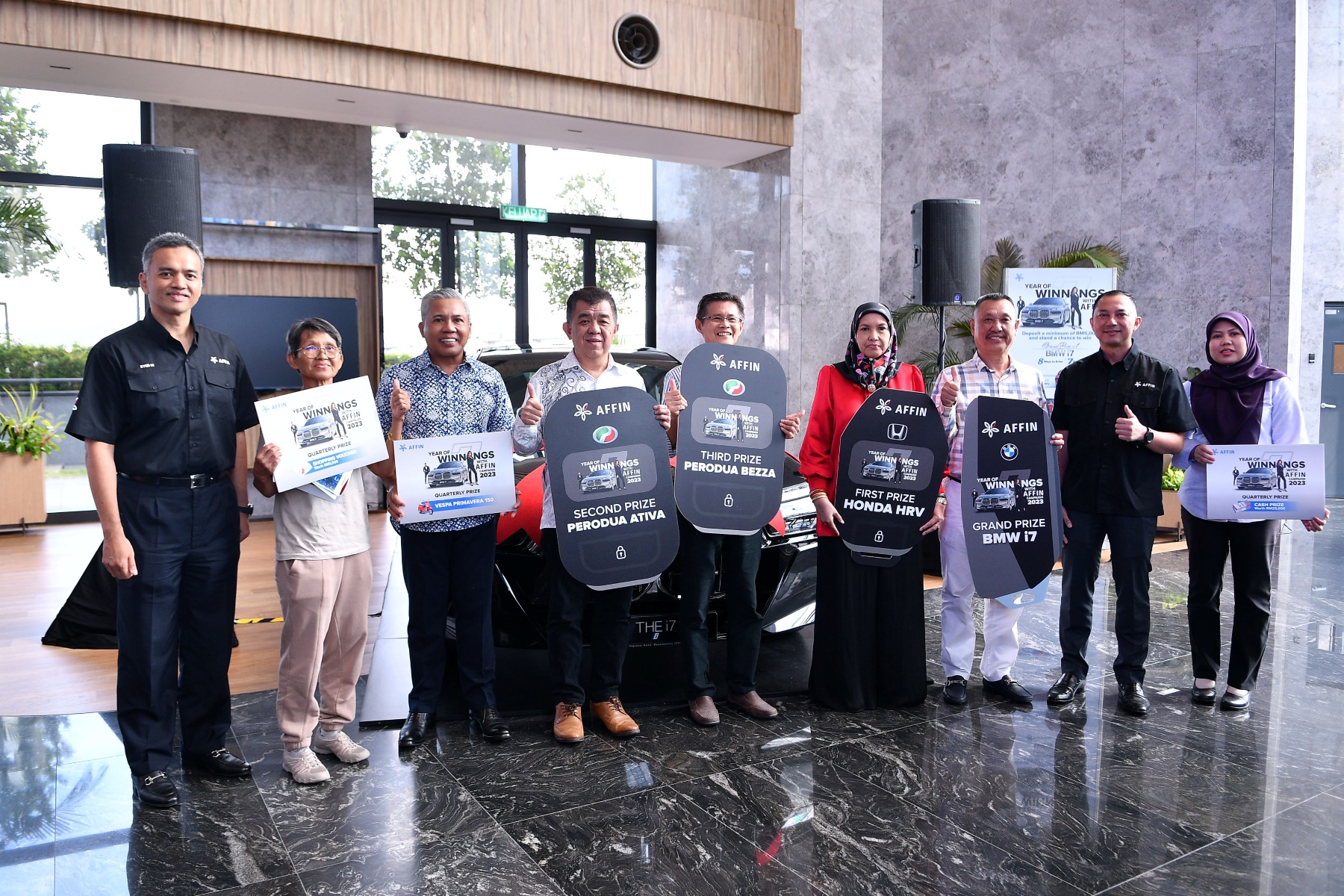 Datuk Syed Mashafuddin Syed Badarudin (kiri) dan Mohammad Fairuz Mohd Radi (dua dari kanan) bersama pemenang kempen ‘Year of Winnings with AFFIN 2023’ di majlis penyampaian hadiah yang diadakan di Menara AFFIN @ TRX pada 27 Februari 2024.