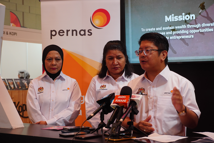 (Dari kiri ke kanan) Pengerusi Perbadanan Nasional Berhad (Pernas), Datuk Hazimah Zainuddin; Timbalan Menteri Pembangunan Usahawan dan Koperasi, Saraswathy Kandasami; Menteri KUSKOP, Datuk Ewon Benedick, 