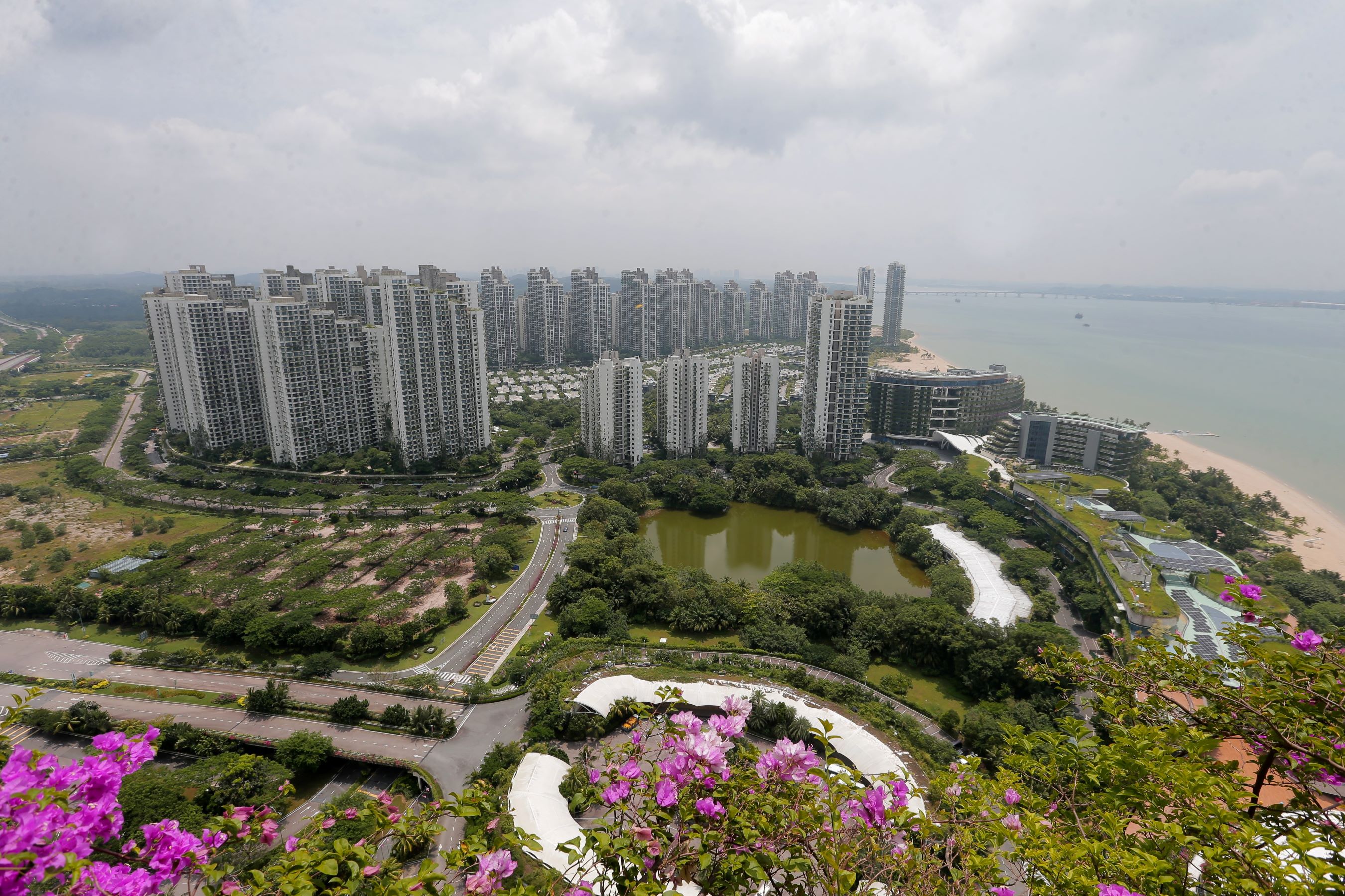 Forest City yang terletak di Iskandar Puteri, Johor boleh mendapat manfaat khususnya menerusi zon kewangan khas (SFZ) yang bakal dilancarkan pada akhir 2024.