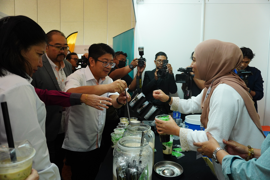 Datuk Ewon Benedick melawat booth