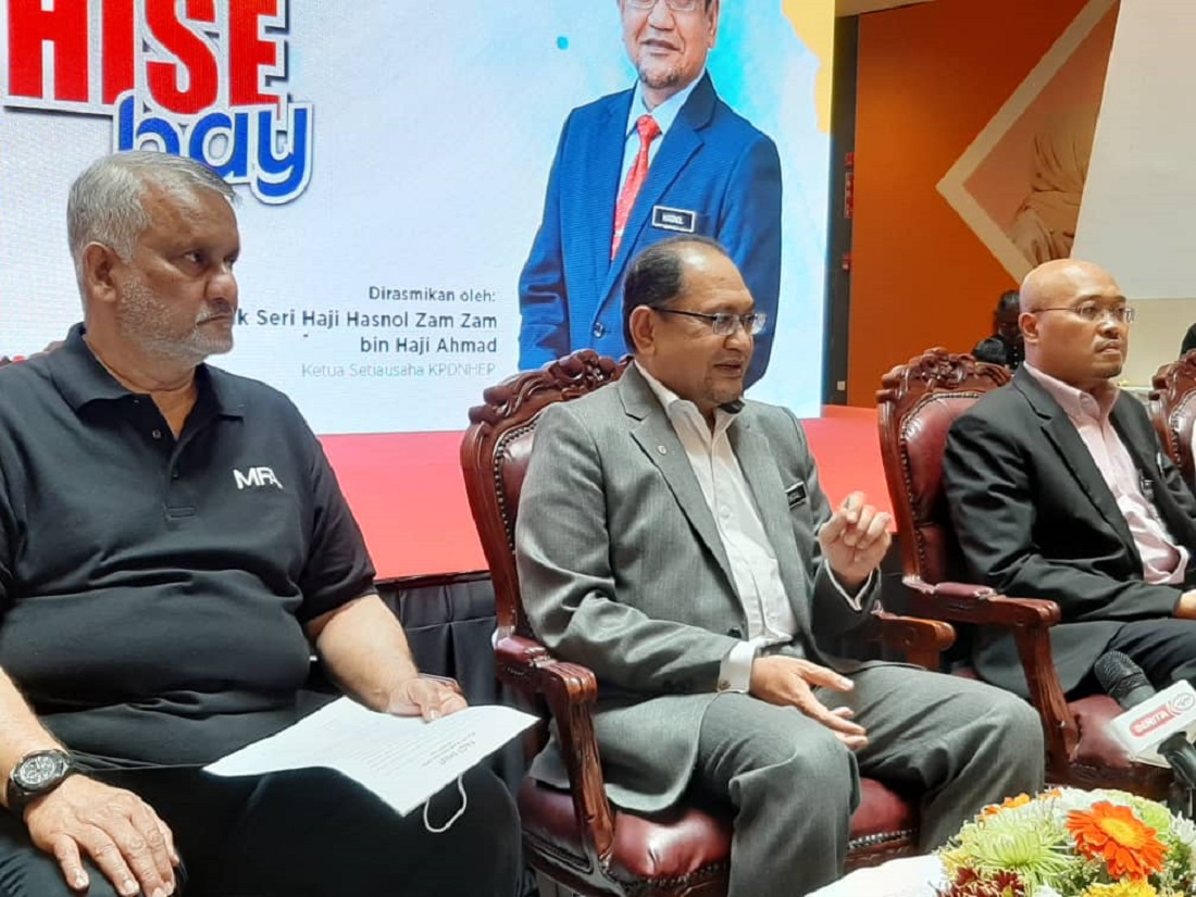 Ketua Setiausaha KPDNHEP, Datuk Seri Hasnol Zam Zam Ahmad (tengah) ketika sidang akhbar selepas perasmian program Franchise Bay 2020 di sini hari ini.