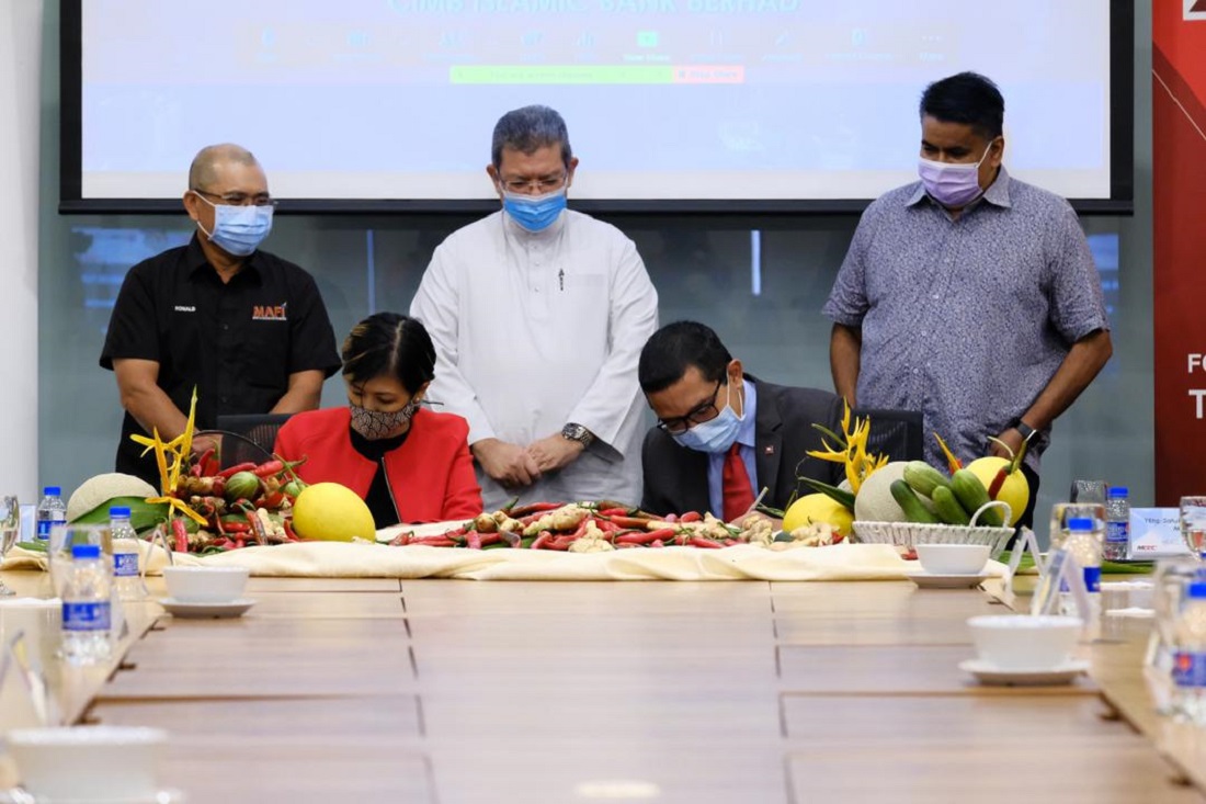 SAIFUDDIN ABDULLAH (tengah) menyaksikan majlis menandatangani MoU oleh Surina Shukri (duduk, kiri) dan Ahmad Shahriman Mohd Shariff (duduk, kanan). Turut serta, Ronald Kiandee (kiri sekali) dan Rais Hussin (kanan sekali). 