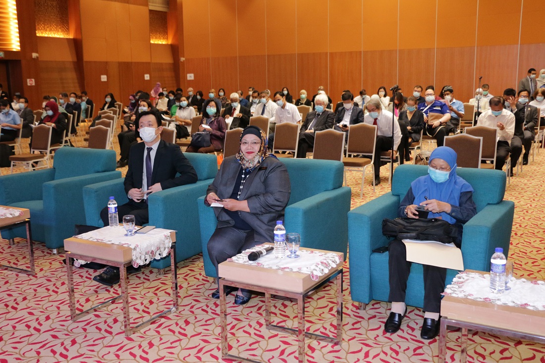 (From left) Mr. Khai Yau Chua from Responsible Business Alliance with Datuk Bahria, MITI’s Deputy Secretary General (Investment) and Ms Suraiya Ch’ng binti Abdullah from Department of Labour Peninsular Malaysia (JTKSM).