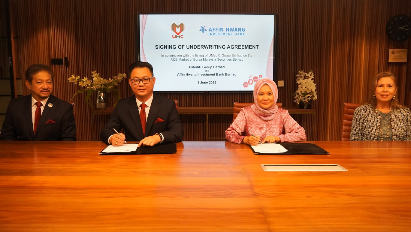 Pengerusi Bukan Eksekutif Bukan Bebas UMC, Datuk Ng Chai Eng (dari kiri) bersama Pengarah Eksekutif dan Ketua Pegawai Eksekutif UMC, Lim Taw Seong; Ketua Pegawai Eksekutif AHIBB, Mona Suraya Kamaruddin dan Pengerusi/Pengarah Bukan Eksekutif Bebas AHIBB, Tunku Afwida Tunku A.Malek pada majlis menandatangani perjanjian taja jamin antara kedua-dua pihak, hari ini.