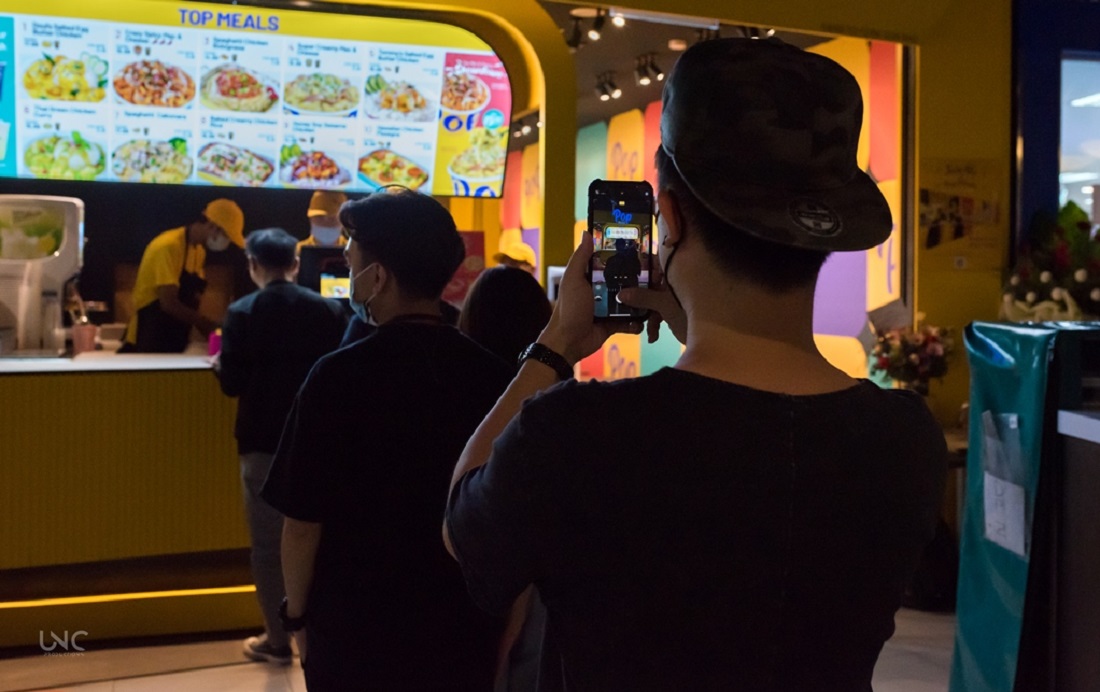 Para pelanggan beratur panjang untuk memesan menu Pop Meals pilihan mereka