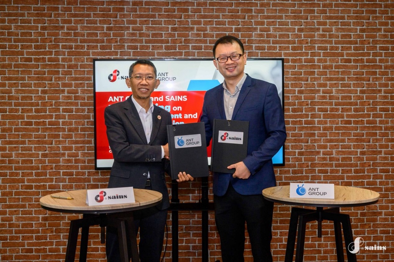Busiai Seman dan Geoff Jiang pada majlis menandatangani MOU