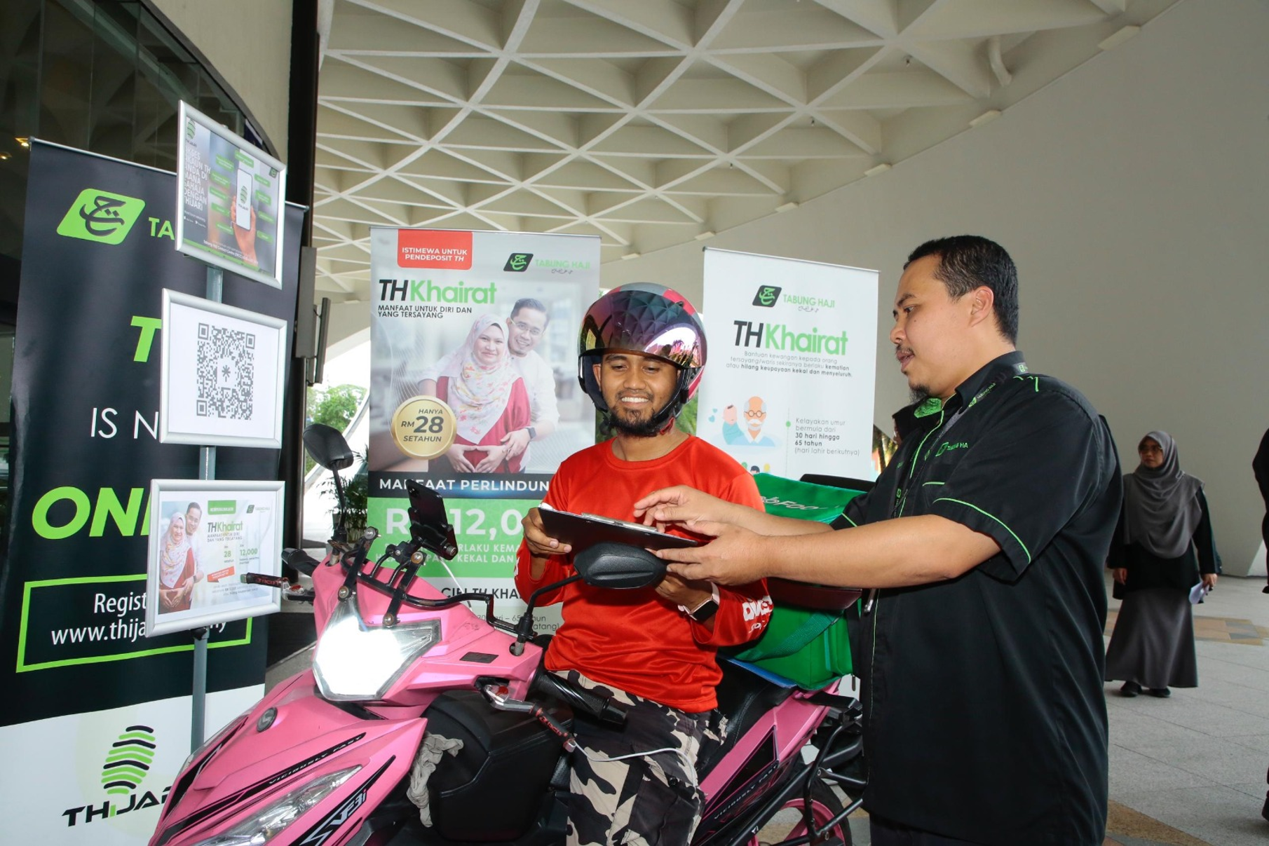 Seorang penghantar makanan hadir untuk mendapatkan maklumat mengenai TH Khairat daripada pegawai bertugas Tabung Haji.