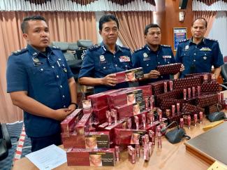 Kastam Johor menunjukkan rampasan rokok seludup