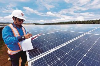 Pekerja TNB melakukan rutin memeriksa keadaan panel solar