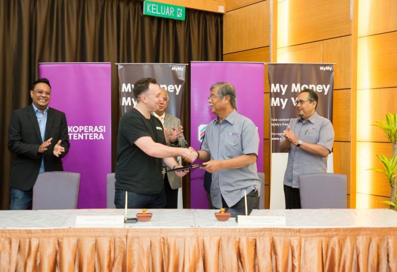  (Dari kiri) Pengasas bersama MyMy, Kishore Samuel dan Joe McGuire, Ketua Pegawai Eksekutif Koperasi Tentera Brig. Jeneral Datuk Ahmad Zahudi Salleh (B) dan Timbalan Ketua Pegawai Eksekutif, Mohd. Ghazali Abbas.