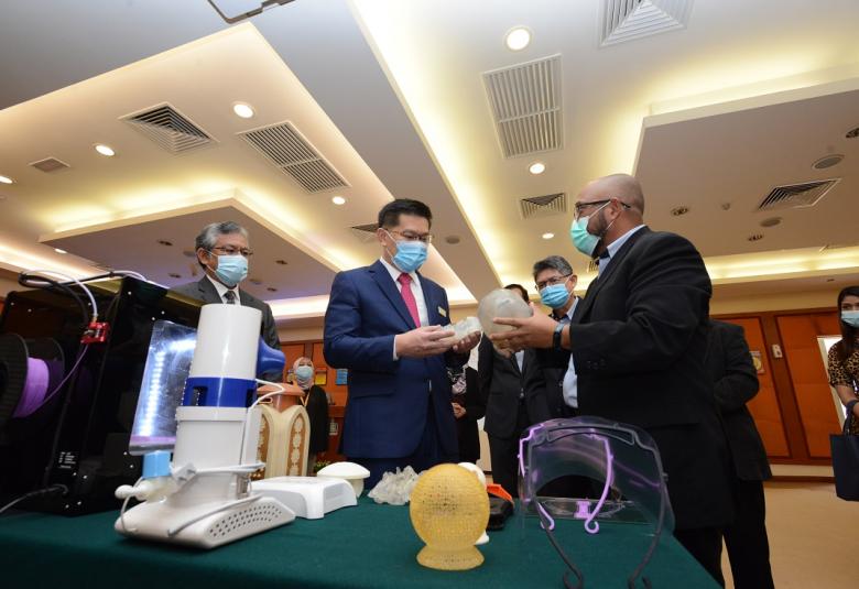 Pengarah Pusat Inovasi Industri dalam Pembuatan Pintar SIRIM, Dr. Mohd Shahrul Azmi Mohamad Yusoff (kanan) menerangkan kepada Timbalan Menteri Perdagangan Antarabangsa dan Industri, Datuk Lim Ban Hong berkenaan replika tengkorak yang dicetak menggunakan teknologi percetakan 3D, sambil disaksikan oleh Presiden dan Ketua Eksekutif Kumpulan SIRIM, Ir. Dr. Ahmad Fadzil Mohamad Hani (dua dari kanan) di SIRIM Bukit Jalil, hari ini. 