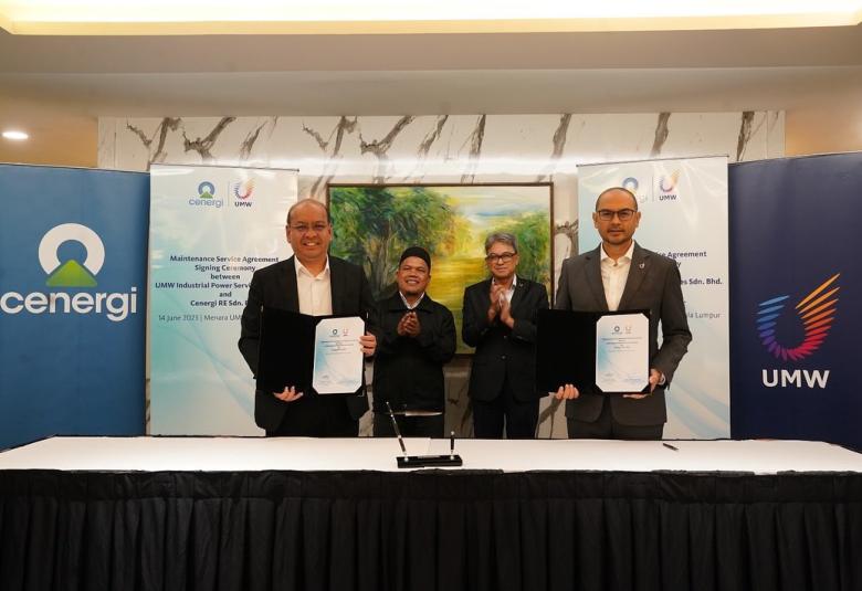 (Dari kiri) Hairol Azizi Tajudin dan Pengurus Besar Pengurusan Aset Cinergi RE, Halim Selamat, bersama Datuk Ahmad Fuaad Kenali dan Presiden Bahagian Peralatan UMW, Megat Shahrul Azmir Nordin