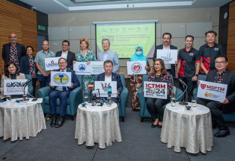 Timbalan Premier dan Menteri Kesihatan Awam, Perumahan dan Kerajaan Tempatan Negeri Sarawak, Datuk Sri Prof Dr Sim Kui Hian (duduk, tengah) mempengerusikan sidang media hari ini bersama (dudul, dari kiri) Amelia Roziman; Presiden Persekutuan Antarabangsa Perubatan Tropika dan Malaria, Prof Dr Malcolm Jones; Ketua Penganjur ICTMM 2024, Prof Dr. Nursheena Mohd Zain dan Dr Chen Chee Dhang.