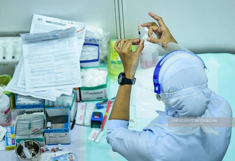 Vaksin COVID-19. Kredit foto Jabatan Penerangan Malaysia