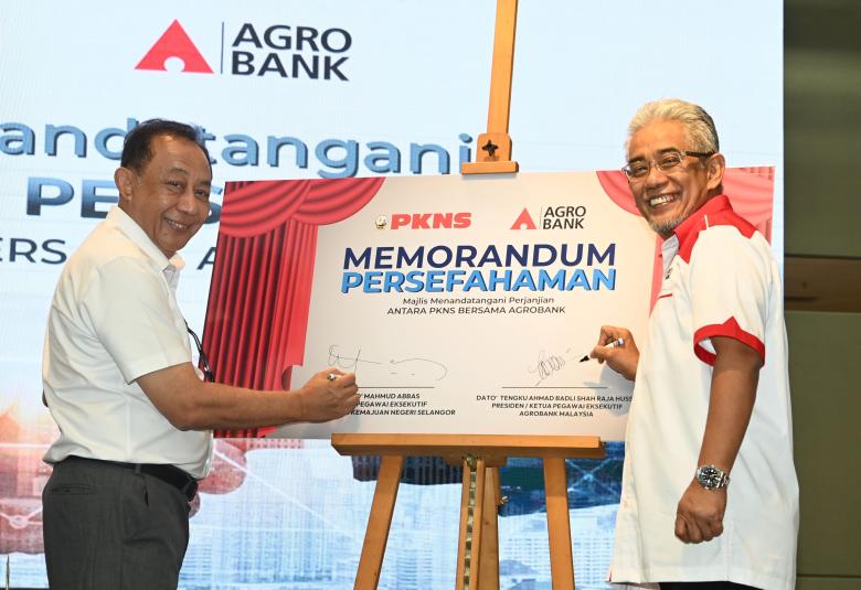 MoU tersebut dimeterai oleh (dari kiri) Datuk Mahmud Abbas dan Datuk Tengku Ahmad Badli Shah Raja Hussin di ibu pejabat PKNS, Shah Alam hari ini.