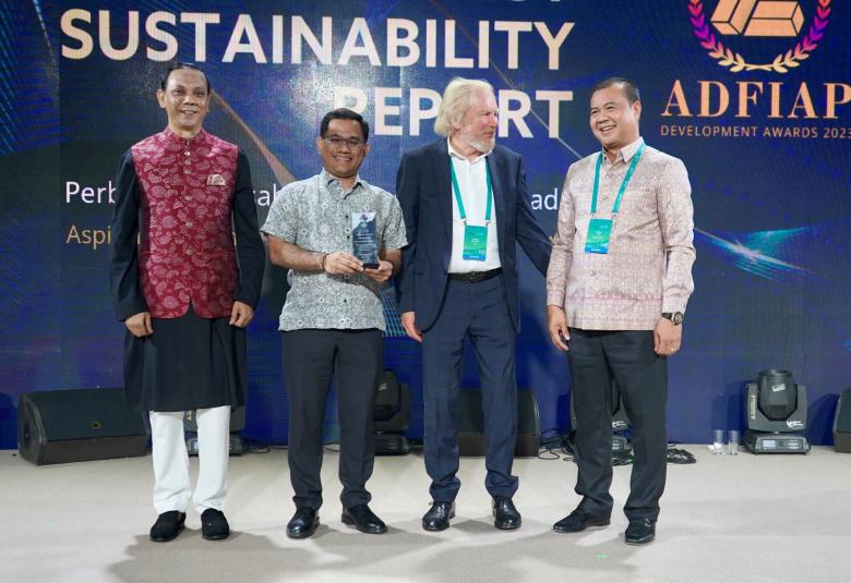 Izwan Zainuddin (dua kiri) ketika menerima anugerah khas ‘Best Sustainability Report’ sempena Malam Anugerah ADFIAP 2023 yang diadakan di Almaty, Kazakhstan, semalam.